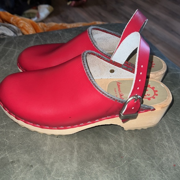 Hanna Anderson Red Clogs - Picture 7 of 10